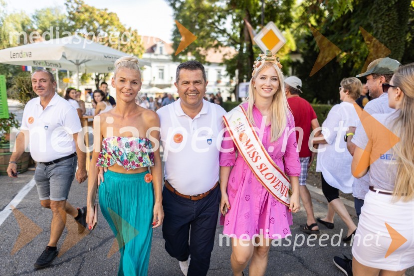  Jelka Verk, organizatorka, podjetnica, lastnica licence Miss Slovenije;  Janez Magyar, župan, Občina Lendava;  Alida Tomanič, Miss Slovenije 2023Terme Lendava zmagala na tekmovanju Bogračfest 2024