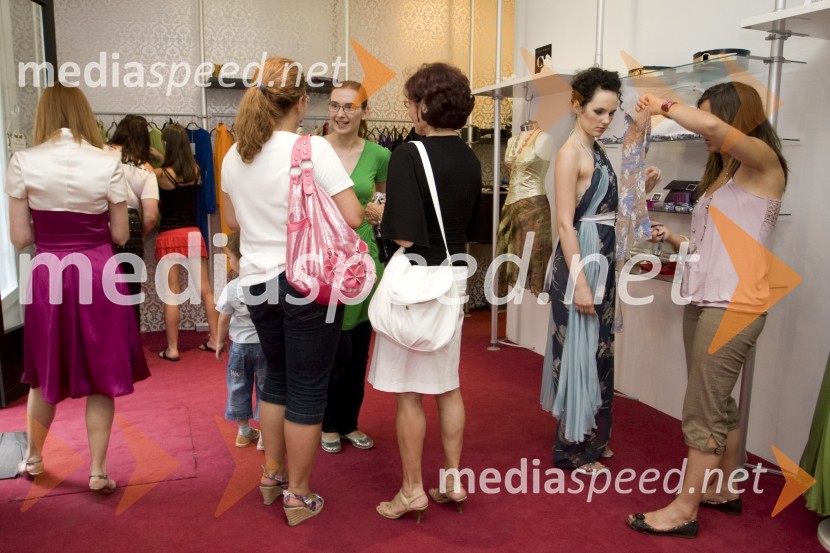 Predstavitev obleke za popolne počitniceEna obleka za popolne počitnice, predstavitev