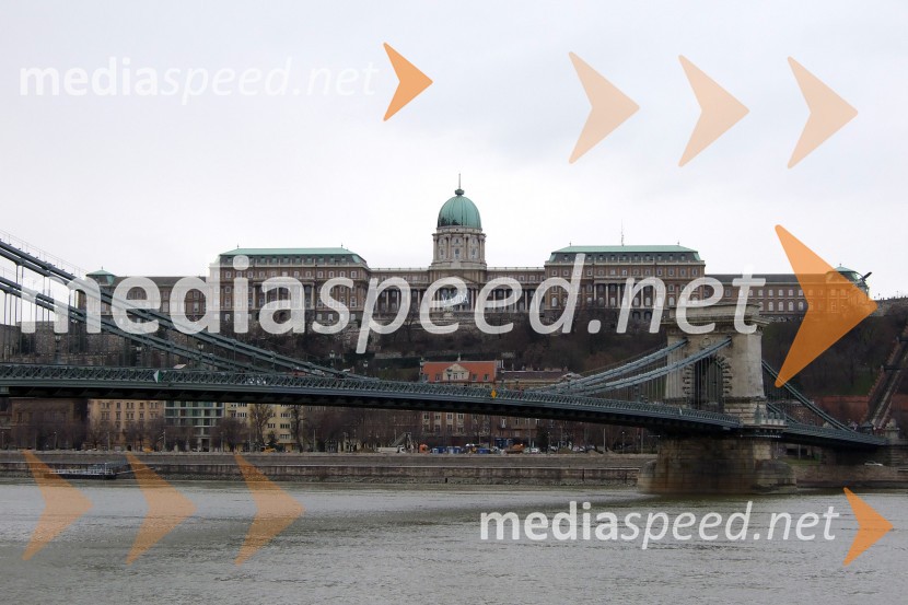Széchenyjev verižni most (Szécheny lánchíd), v ozadju Budimski grad na Grajskem hribu (Várhegy)Budimpešta - Budapest, Madžarska