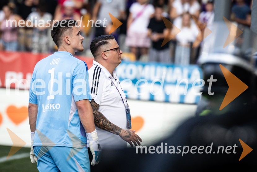  Ažbe Jug, vratar, NK Maribor;  ... Nogometna tekma NK Maribor : NK Olimpija