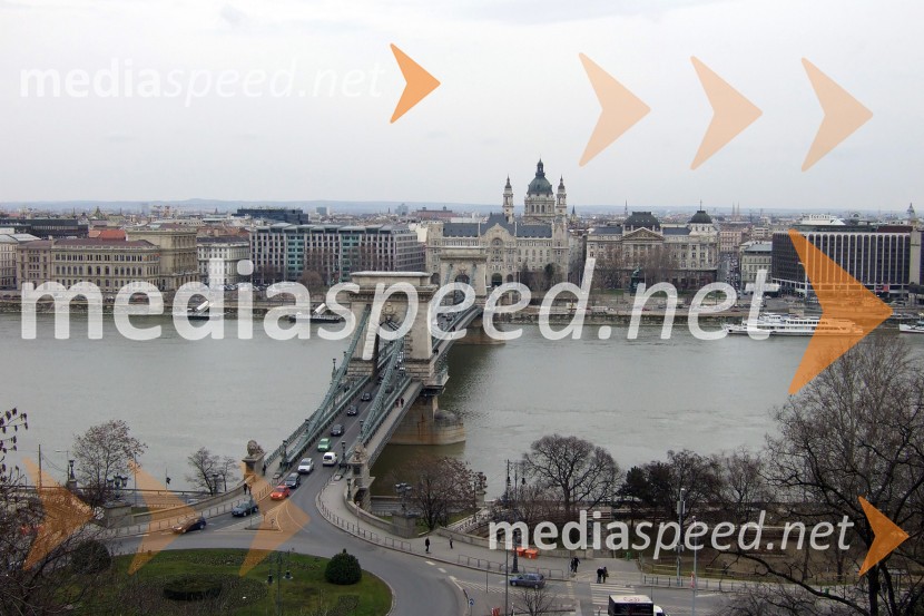 Széchenyjev verižni most (Szécheny lánchíd) in pogled na PeštoBudimpešta - Budapest, Madžarska
