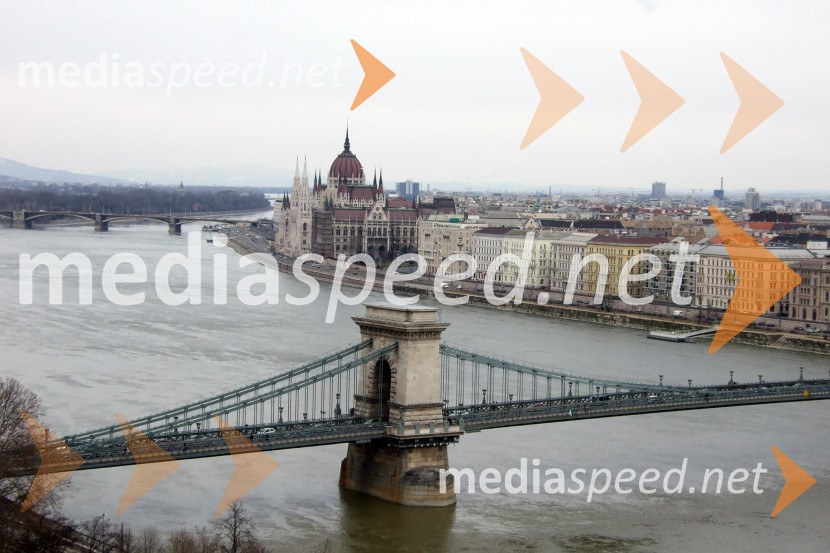 Széchenyjev verižni most (Szécheny lánchíd), zadaj Parlament (Országház)Budimpešta - Budapest, Madžarska