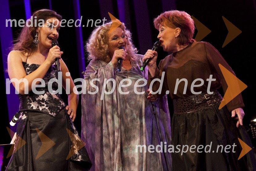 Ana Dežman, pevka in hči Elde Viler, Elda Viler in Zdenka Kovačiček, pevkiPoletna noč - koncert Elde Viler z gosti ob 50. letnici delovanja