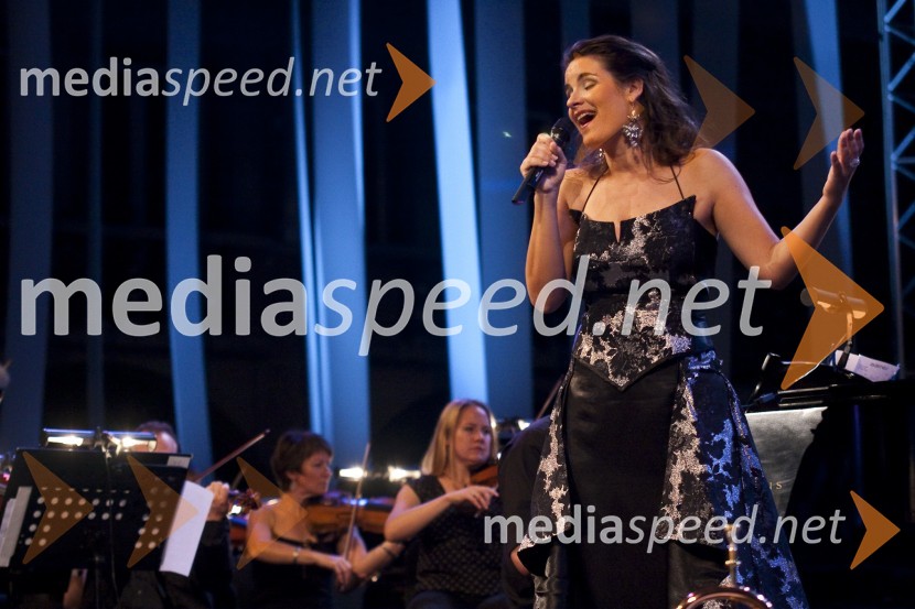 Ana Dežman, pevka in hči Elde VilerPoletna noč - koncert Elde Viler z gosti ob 50. letnici delovanja