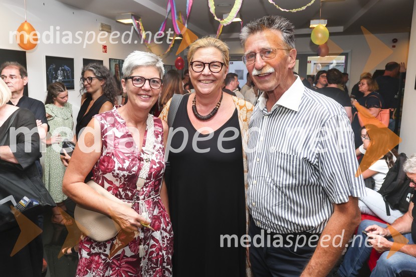  Mirjam Drnovšček, direktorica, SNG Nova Gorica; mag. Neda Rusjan Bric, vsestranska gledališka ustvarjalka;  Joško Čuk, nekdanji direktor SNG Nova GoricaPremiera muzikala Naša familija v Gledališču Koper