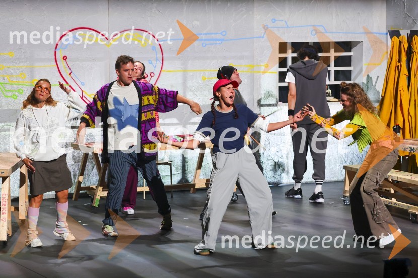  Elena Brumini, igralka;  Andrea Tich, igralec;  Serena Ferraiuolo, igralka;  Pia Skvarča, igralkaPremiera muzikala Naša familija v Gledališču Koper