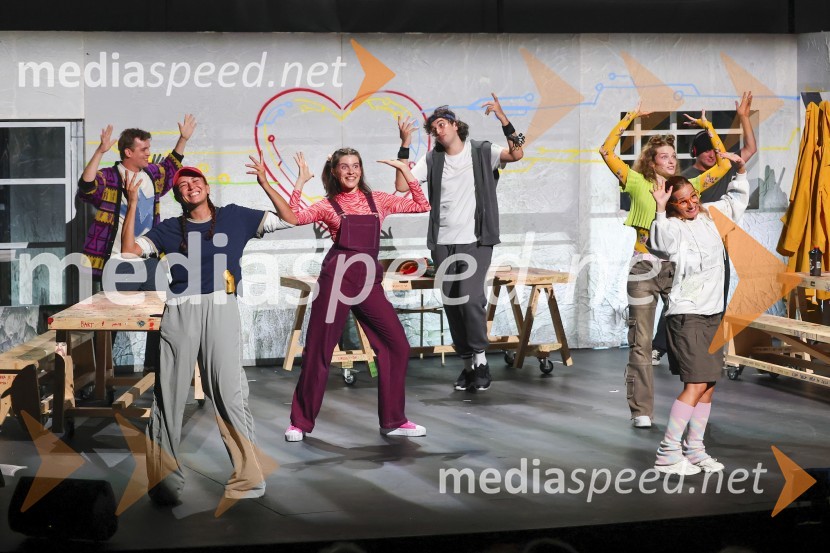  Andrea Tich, igralec;  Serena Ferraiuolo, igralka;  Urša Kavčič, igralka;  Mak  Tepšić, igralec;  Pia Skvarča, igralka;  Elena Brumini, igralkaPremiera muzikala Naša familija v Gledališču Koper