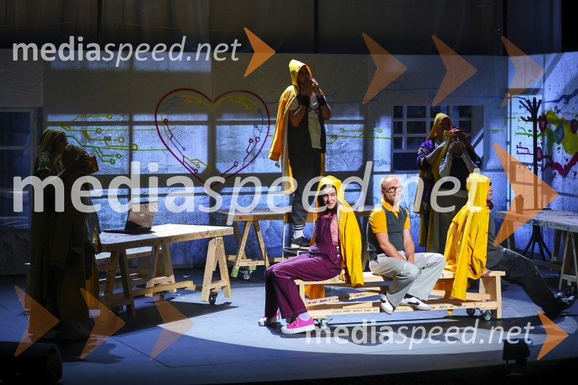  Urša Kavčič, igralka;  Rok  Matek, igralecPremiera muzikala Naša familija v Gledališču Koper