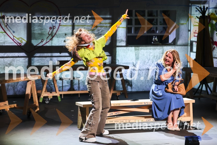  Pia Skvarča, igralka;  Leonora Surian Popov, igralkaPremiera muzikala Naša familija v Gledališču Koper