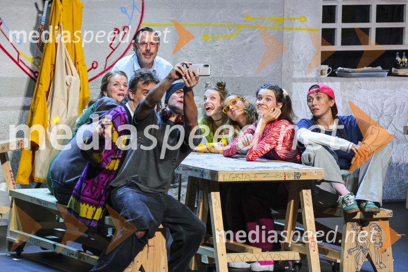  Leonora Surian Popov, igralka;  Andrea Tich, igralec;  Danijel Malalan, igralec;  Blaž Popovski, igralec;  Pia Skvarča, igralka;  Elena Brumini, igralka;  Urša Kavčič, igralka;  Serena Ferraiuolo, igralkaPremiera muzikala Naša familija v Gledališču Koper