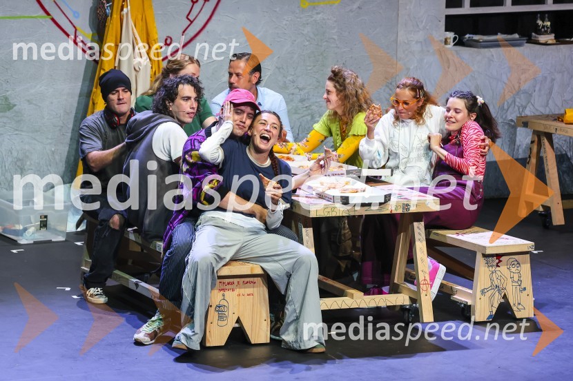  Andrea Tich, igralec;  Serena Ferraiuolo, igralkaPremiera muzikala Naša familija v Gledališču Koper