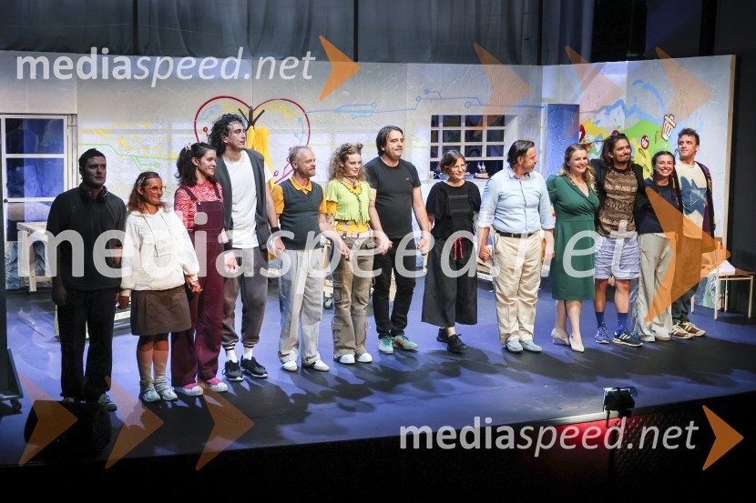  Blaž Popovski, igralec;  Elena Brumini, igralka;  Urša Kavčič, igralka;  Mak  Tepšić, igralec;  Rok  Matek, igralec;  Pia Skvarča, igralka;  Marjan  Nećak, režiser, skladatelj in scenograf;  Saša  Eržen, scenaristka, avtorica besedila;  Danijel Malalan, igralec;  Leonora Surian Popov, igralka;  Klemen Janežič, igralec, koreograf;  Serena Ferraiuolo, igralka;  Andrea Tich, igralecPremiera muzikala Naša familija v Gledališču Koper