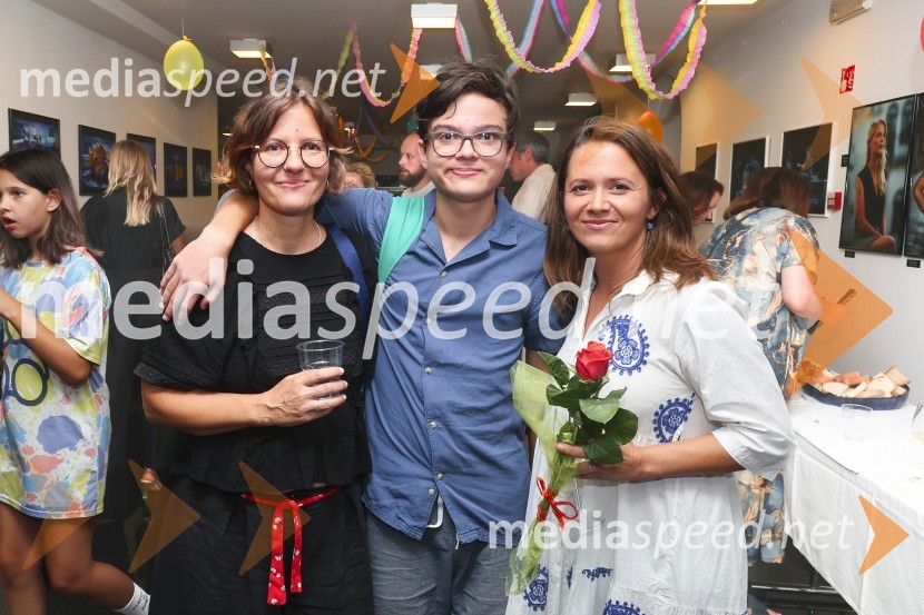  Saša  Eržen, scenaristka, avtorica songov;  Karlo Šalej Eržen;  Yulia  Roschina, režiserkaPremiera muzikala Naša familija v Gledališču Koper