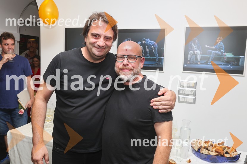  Marjan  Nećak, režiser, skladatelj in scenograf;  ... Premiera muzikala Naša familija v Gledališču Koper