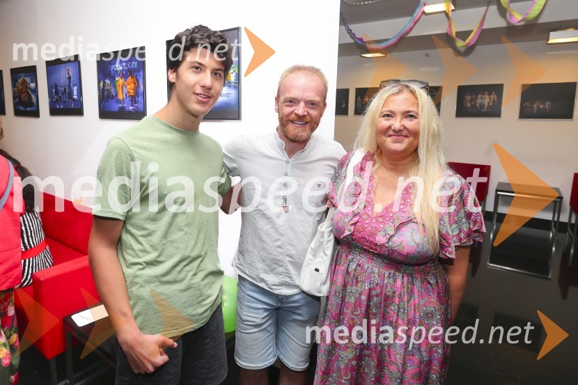  ... ;  Rok  Matek, igralec;  ... Premiera muzikala Naša familija v Gledališču Koper