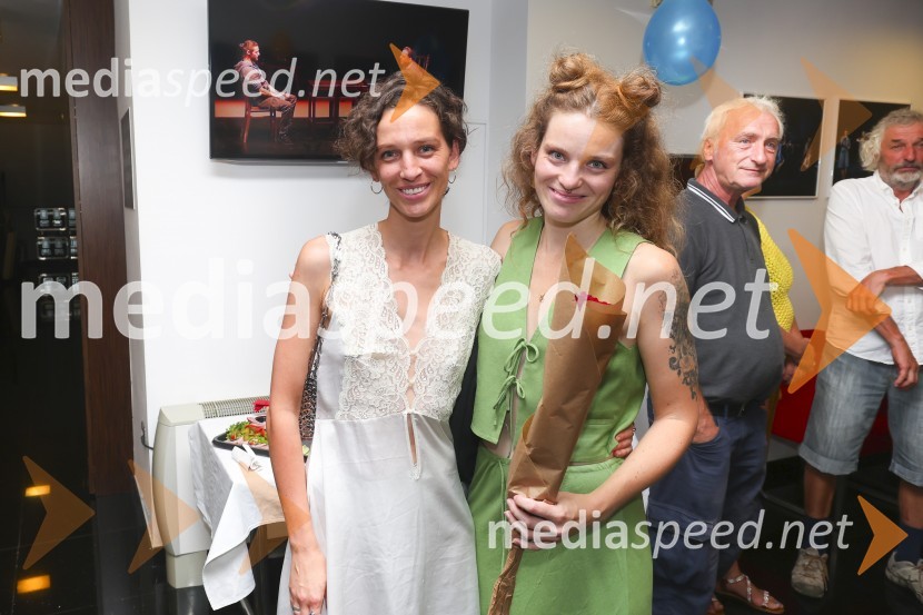  Tina Skvarča, igralka;  Pia Skvarča, igralkaPremiera muzikala Naša familija v Gledališču Koper