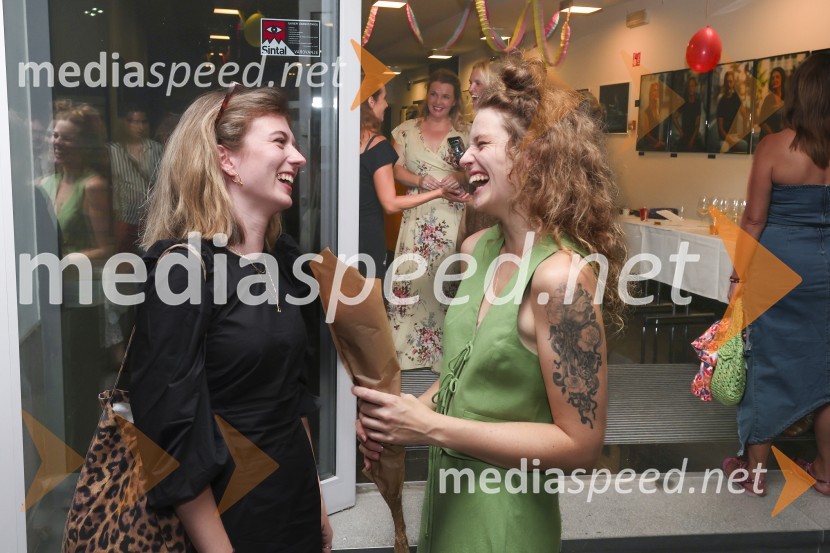  Mila Peršin, igralka;  Pia Skvarča, igralkaPremiera muzikala Naša familija v Gledališču Koper