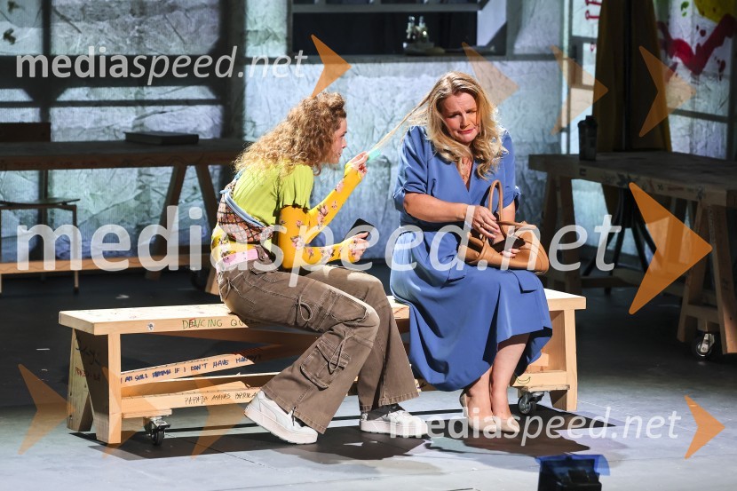  Pia Skvarča, igralka;  Leonora Surian Popov, igralkaPremiera muzikala Naša familija v Gledališču Koper