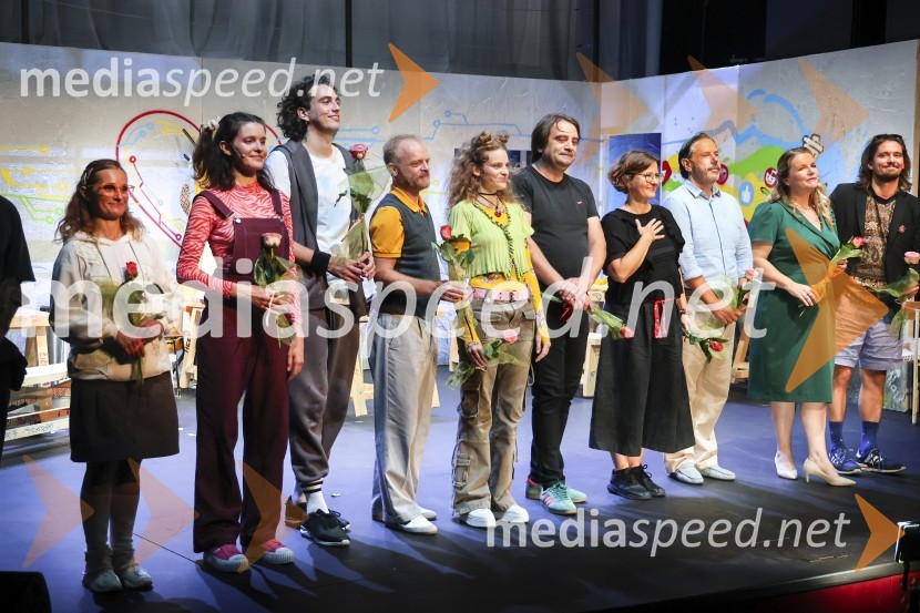  Elena Brumini, igralka;  Urša Kavčič, igralka;  Mak  Tepšić, igralec;  Rok  Matek, igralec;  Pia Skvarča, igralka;  Marjan  Nećak, režiser, skladatelj in scenograf;  Saša  Eržen, scenaristka, avtorica songov;  Danijel Malalan, igralec;  Leonora Surian Popov, igralka;  Klemen Janežič, igralec, koreografPremiera muzikala Naša familija v Gledališču Koper