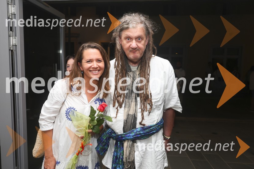  Yulia  Roschina, režiserka;  ... Premiera muzikala Naša familija v Gledališču Koper