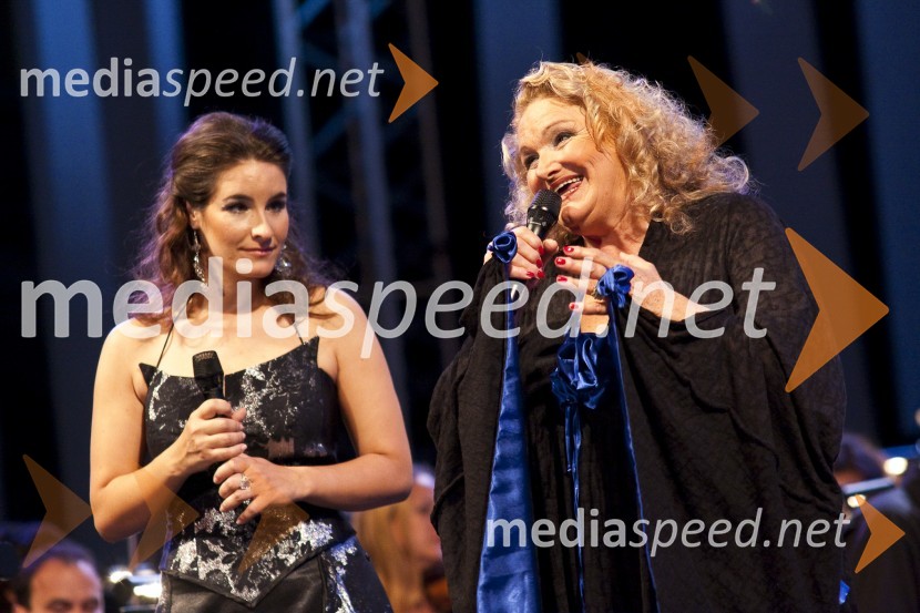 Ana Dežman, pevka in hči Elde Viler ter Elda Viler, pevkaPoletna noč - koncert Elde Viler z gosti ob 50. letnici delovanja