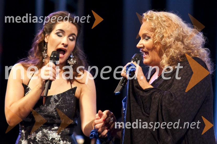 Ana Dežman, pevka in hči Elde Viler ter Elda Viler, pevkaPoletna noč - koncert Elde Viler z gosti ob 50. letnici delovanja