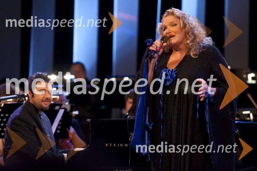 Gal Gjurin, glasbenik in Elda Viler, pevkaPoletna noč - koncert Elde Viler z gosti ob 50. letnici delovanja