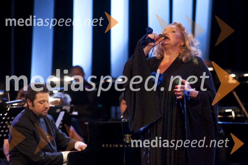 Gal Gjurin, glasbenik in Elda Viler, pevkaPoletna noč - koncert Elde Viler z gosti ob 50. letnici delovanja