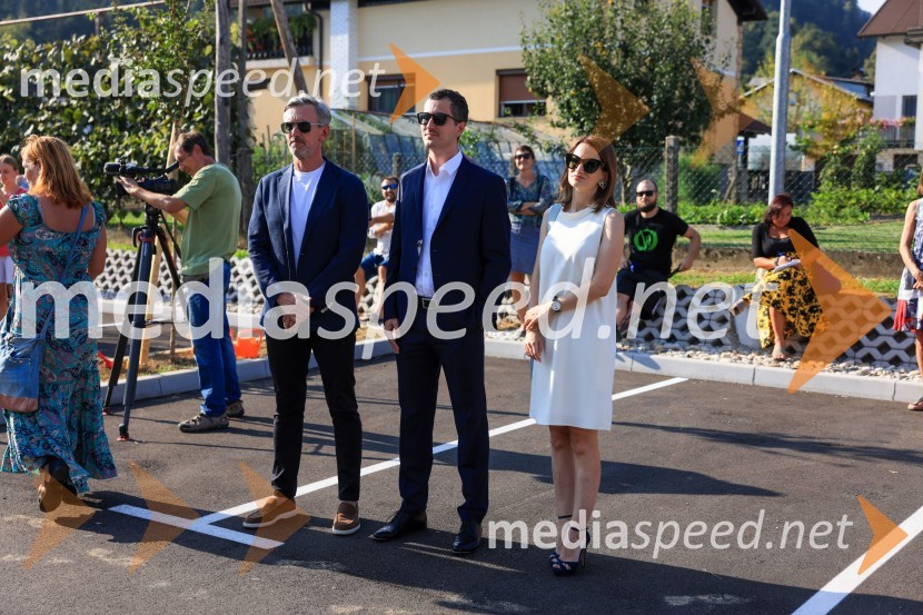  Marko Lukić, lastnik in direktor družbe Lumar IG;  Rok Cajzek, direktor, GIC gradnje;  Urša CajzekKobanski vrtec – skoraj nič energijski leseni vrtec iz slovenskega lesa