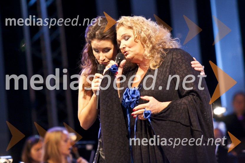 Ana Dežman, pevka in hči Elde Viler ter Elda Viler, pevkaPoletna noč - koncert Elde Viler z gosti ob 50. letnici delovanja