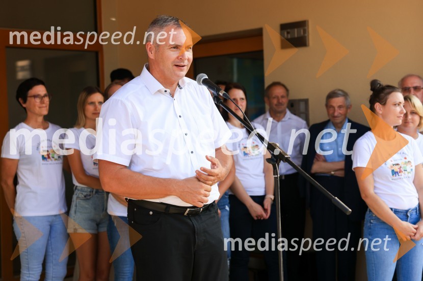 mag. Dejan  Židan, državni sekretar na Ministrstvu za gospodarstvo, turizem in športKobanski vrtec – skoraj nič energijski leseni vrtec iz slovenskega lesa