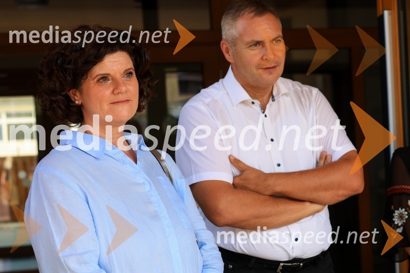 mag. Dejan  Židan, državni sekretar na Ministrstvu za gospodarstvo, turizem in šport;  Vlasta Krmelj, županja, Občina Selnica ob DraviKobanski vrtec – skoraj nič energijski leseni vrtec iz slovenskega lesa