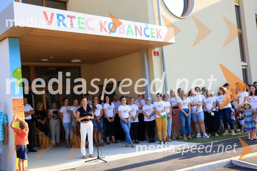  Eva Knez, državna sekretarka, Ministrstvo za kmetijstvo, gozdarstvo in prehranoKobanski vrtec – skoraj nič energijski leseni vrtec iz slovenskega lesa