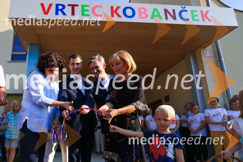  Vlasta Krmelj, županja, Občina Selnica ob Dravi;  Rok Cajzek, direktor, GIC gradnje;  Marko Lukić, lastnik in direktor družbe Lumar IG;  Manja Kokalj, ravnateljica, Osnovna šola Selnica ob DraviKobanski vrtec – skoraj nič energijski leseni vrtec iz slovenskega lesa