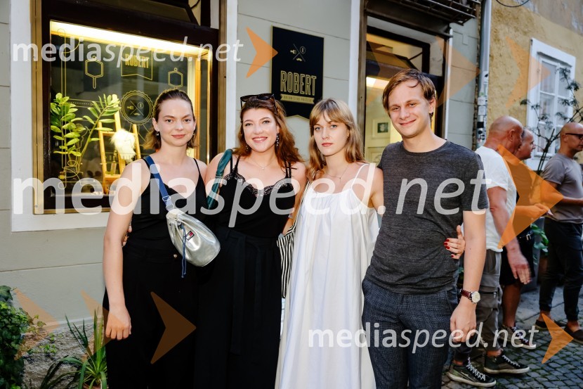  Mina Švajger, igralka;  Nejka Jevšek, asistentka dramaturginje;  Julita Kropec, igralka;  Jure Srdinšek, režiserPremiera predstave Dolgega dneva potovanje v noč