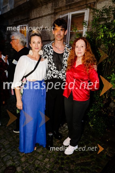  Iva Krajnc Bagola, igralka;  Nejc Cijan Garlatti, igralec;  Barbara Vidovič, igralkaPremiera predstave Dolgega dneva potovanje v noč