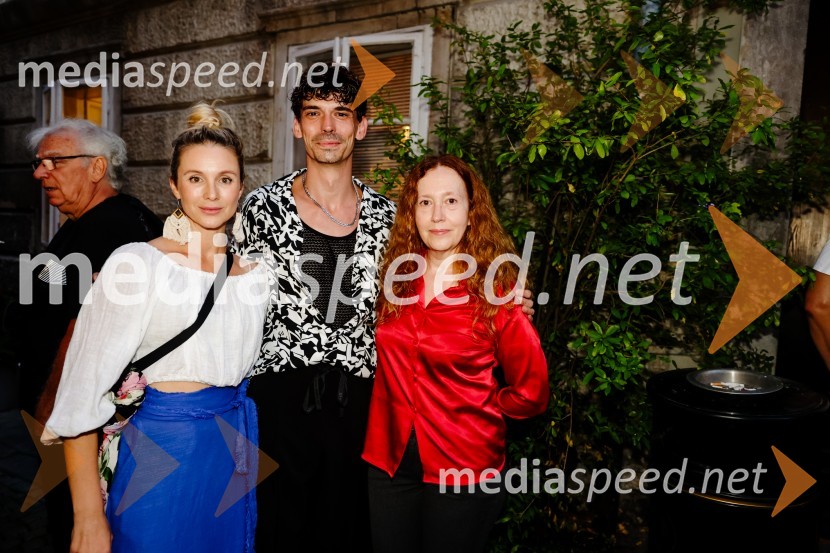  Iva Krajnc Bagola, igralka;  Nejc Cijan Garlatti, igralec;  Barbara Vidovič, igralkaPremiera predstave Dolgega dneva potovanje v noč