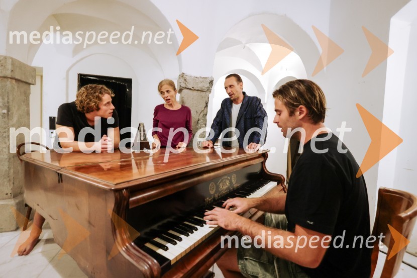  Luka Grbić, igralec;  Alma Prica, igralka;  Marko  Mandić, igralec;  Rok Juričić, igralecPremiera predstave Dolgega dneva potovanje v noč