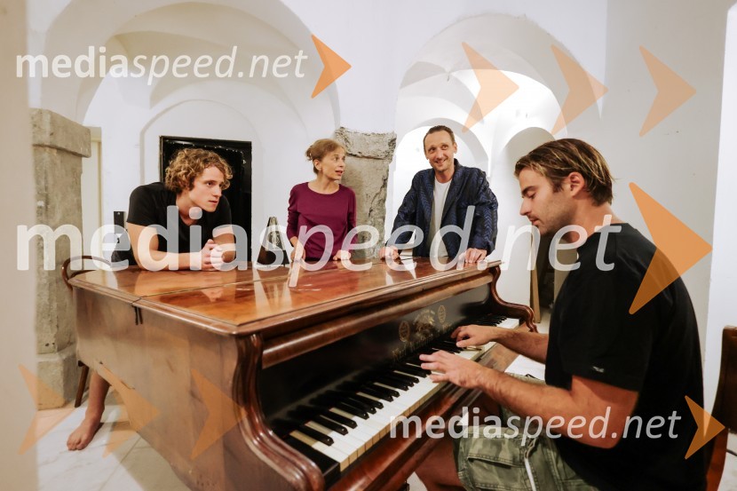  Luka Grbić, igralec;  Alma Prica, igralka;  Marko  Mandić, igralec;  Rok Juričić, igralecPremiera predstave Dolgega dneva potovanje v noč