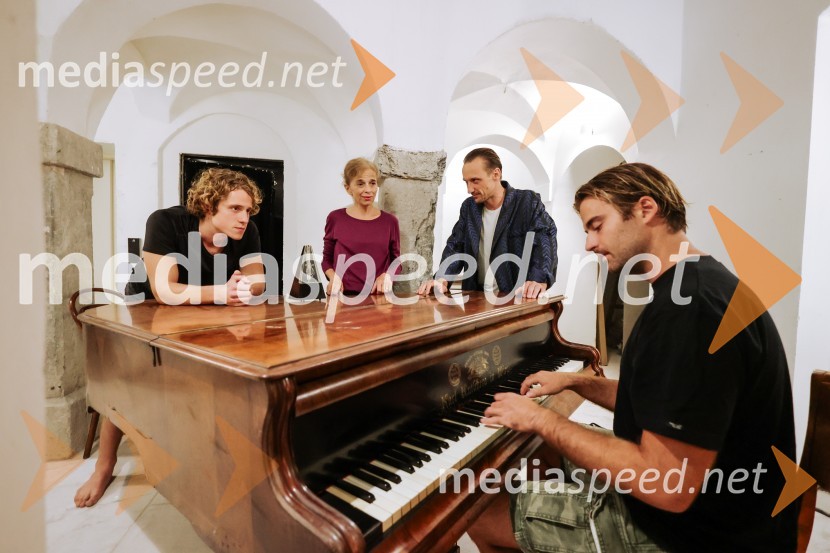  Luka Grbić, igralec;  Alma Prica, igralka;  Marko  Mandić, igralec;  Rok Juričić, igralecPremiera predstave Dolgega dneva potovanje v noč