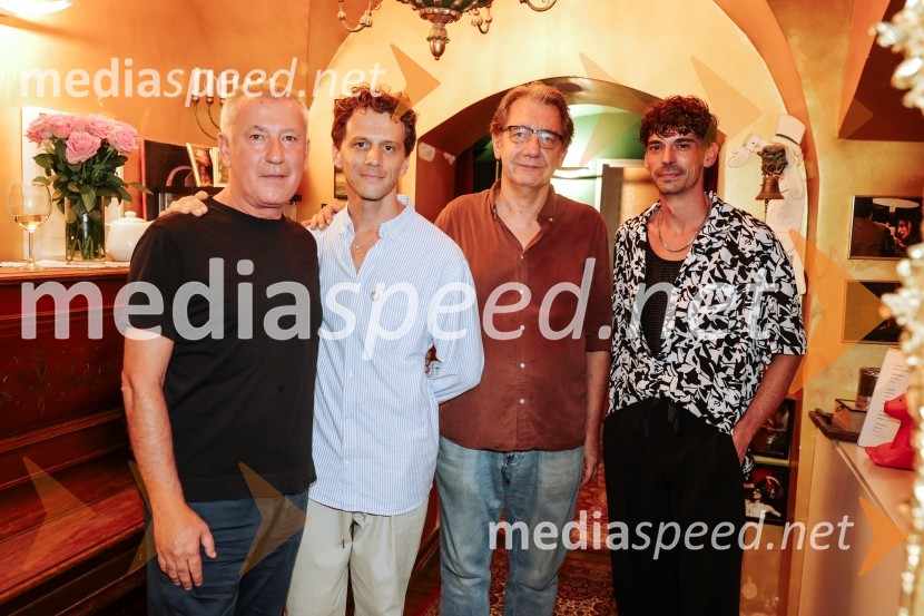  Ivica Buljan, režiser;  Matija Ferlin, igralec;  Mitja Vrhovnik Smrekar, skladatelj, član skupine Bossa de Novo;  Nejc Cijan Garlatti, igralecPremiera predstave Dolgega dneva potovanje v noč