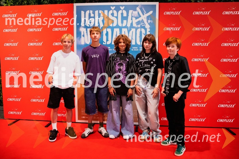  Niko Lemark, igralec;  Youri Friderich, igralec;  Kaja Zabret, igralka;  Kaja Šuštar, igralka;  David Trontelj, igralecPremiera slovenskega filma Igrišča ne damo, Cineplexx Ljubljana