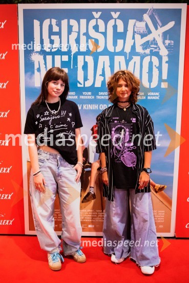  Kaja Šuštar, igralka;  Kaja Zabret, igralkaPremiera slovenskega filma Igrišča ne damo, Cineplexx Ljubljana