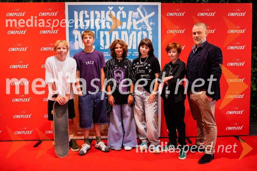  Niko Lemark, igralec;  Youri Friderich, igralec;  Kaja Zabret, igralka;  Kaja Šuštar, igralka;  David Trontelj, igralec;  Klemen Dvornik, filmski in televizijski režiser ter predsednik NS DSRPremiera slovenskega filma Igrišča ne damo, Cineplexx Ljubljana