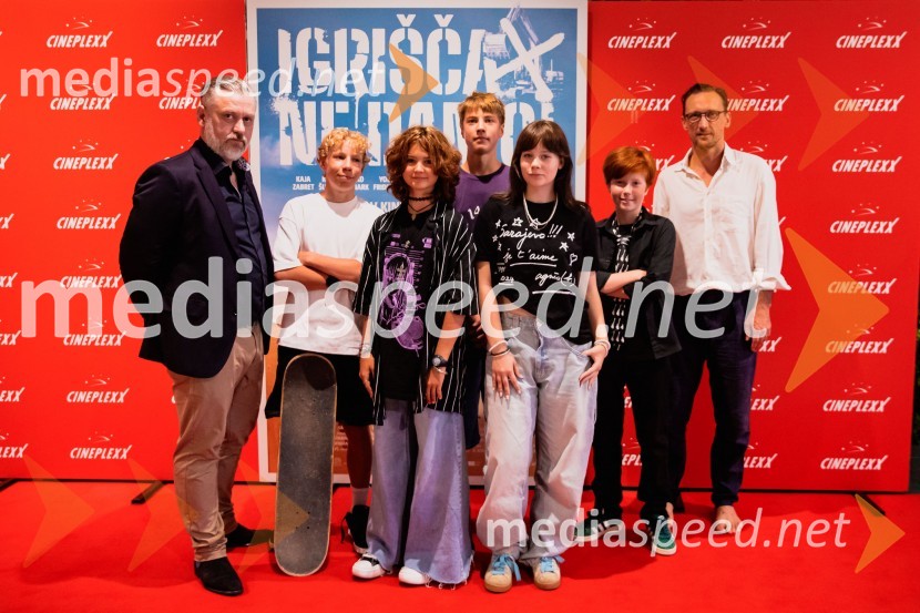  Klemen Dvornik, filmski in televizijski režiser ter predsednik NS DSR;  Niko Lemark, igralec;  Kaja Zabret, igralka;  Youri Friderich, igralec;  Kaja Šuštar, igralka;  David Trontelj, igralec;  Marko  Mandić, igralecPremiera slovenskega filma Igrišča ne damo, Cineplexx Ljubljana