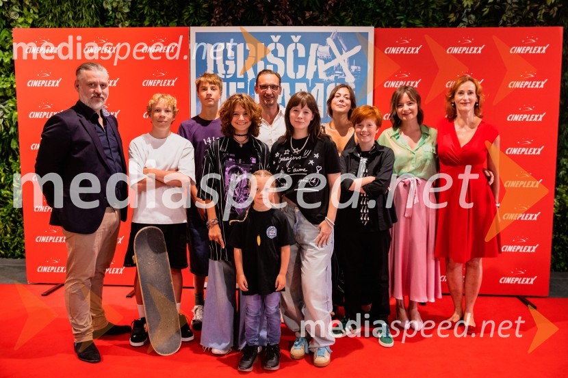  Klemen Dvornik, filmski in televizijski režiser ter predsednik NS DSR;  Niko Lemark, igralec;  Youri Friderich, igralec;  Kaja Zabret, igralka;  Manca Rožman;  Marko  Mandić, igralec;  Kaja Šuštar, igralka;  ... ;  David Trontelj, igralec;  Barbara Daljavec, filmska producentka;  Saša  Pavček, igralka, Predsednica združenja dramskih umetnikov Slovenije, prejemnica Borštnikovega prstanaPremiera slovenskega filma Igrišča ne damo, Cineplexx Ljubljana