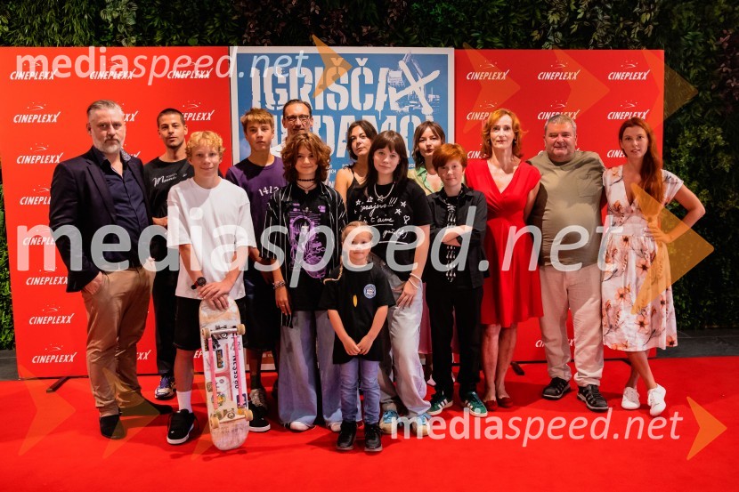  Klemen Dvornik, filmski in televizijski režiser ter predsednik NS DSR;  ... ;  Niko Lemark, igralec;  Youri Friderich, igralec;  Kaja Zabret, igralka;  Marko  Mandić, igralec;  ... ;  ... ;  Kaja Šuštar, igralka;  Barbara Daljavec, filmska producentka;  David Trontelj, igralec;  Saša  Pavček, igralka, Predsednica združenja dramskih umetnikov Slovenije, prejemnica Borštnikovega prstana;  ... ;  Tina Potočnik Vrhovnik, igralkaPremiera slovenskega filma Igrišča ne damo, Cineplexx Ljubljana