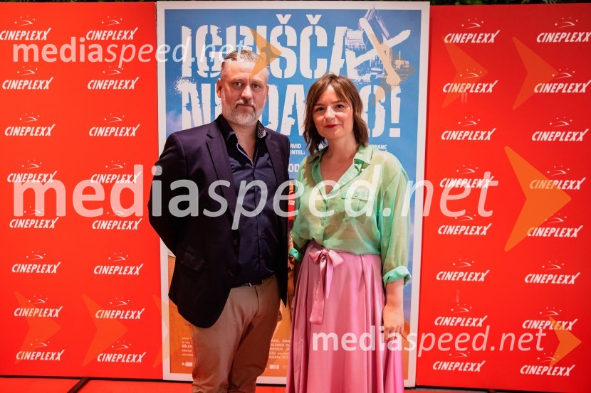  Klemen Dvornik, filmski in televizijski režiser ter predsednik NS DSR;  Barbara Daljavec, filmska producentkaPremiera slovenskega filma Igrišča ne damo, Cineplexx Ljubljana