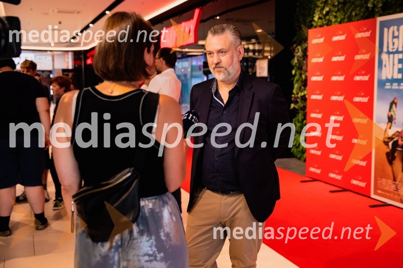  Klemen Dvornik, filmski in televizijski režiser ter predsednik NS DSRPremiera slovenskega filma Igrišča ne damo, Cineplexx Ljubljana