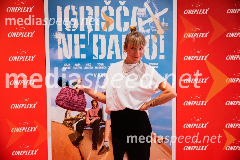  Ana Raščan, voditeljica in novinarkaPremiera slovenskega filma Igrišča ne damo, Cineplexx Ljubljana